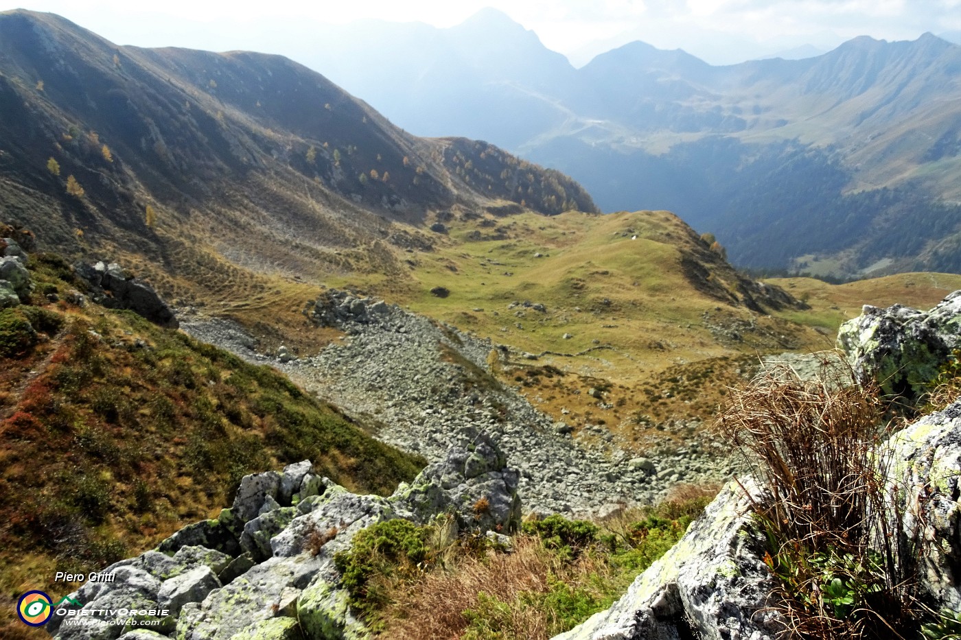 71 Scendo con vista sul vallone tra Arete e Valegino che scendero.JPG